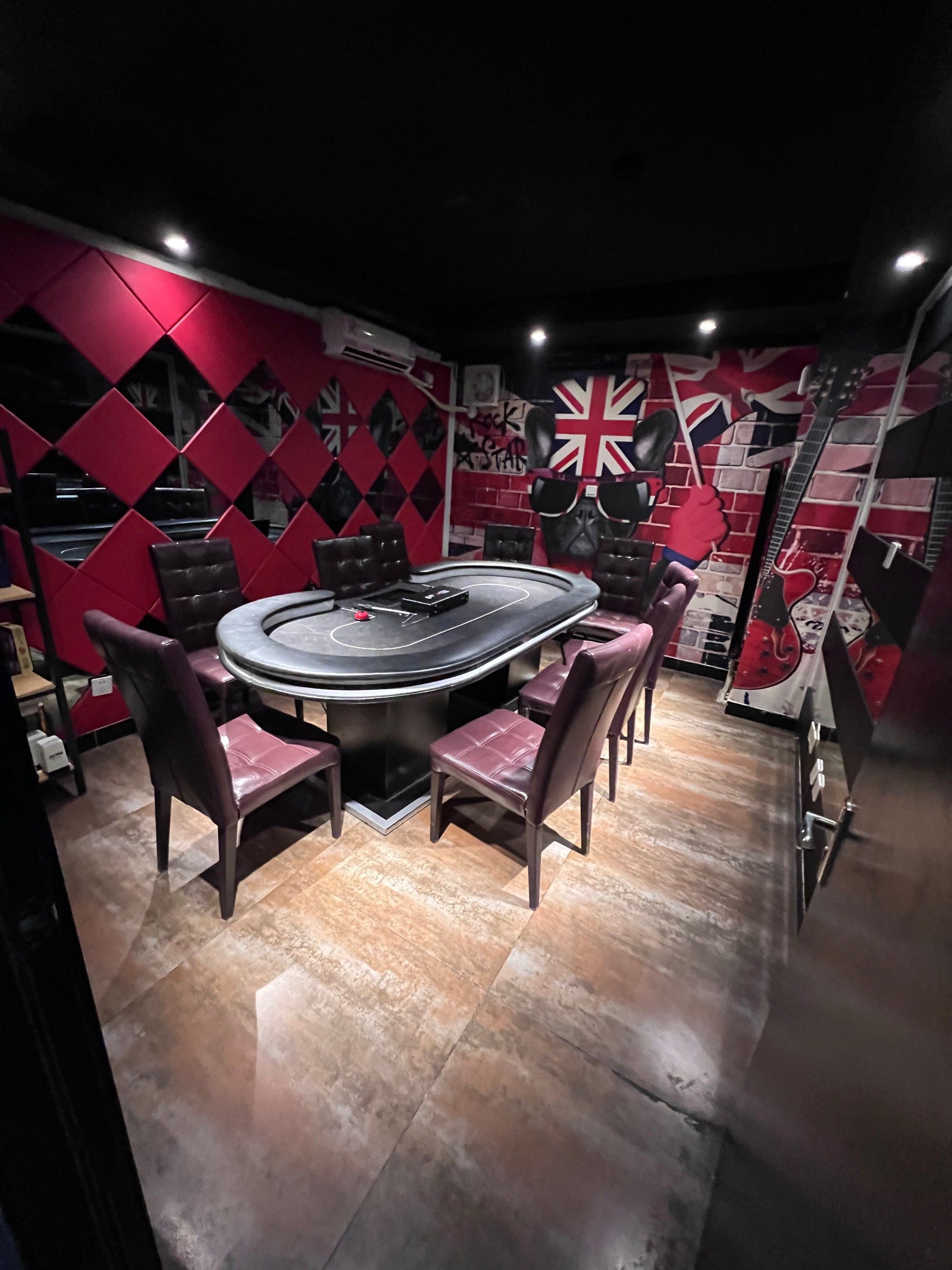 这个轰趴馆有只超乖的猫猫诶