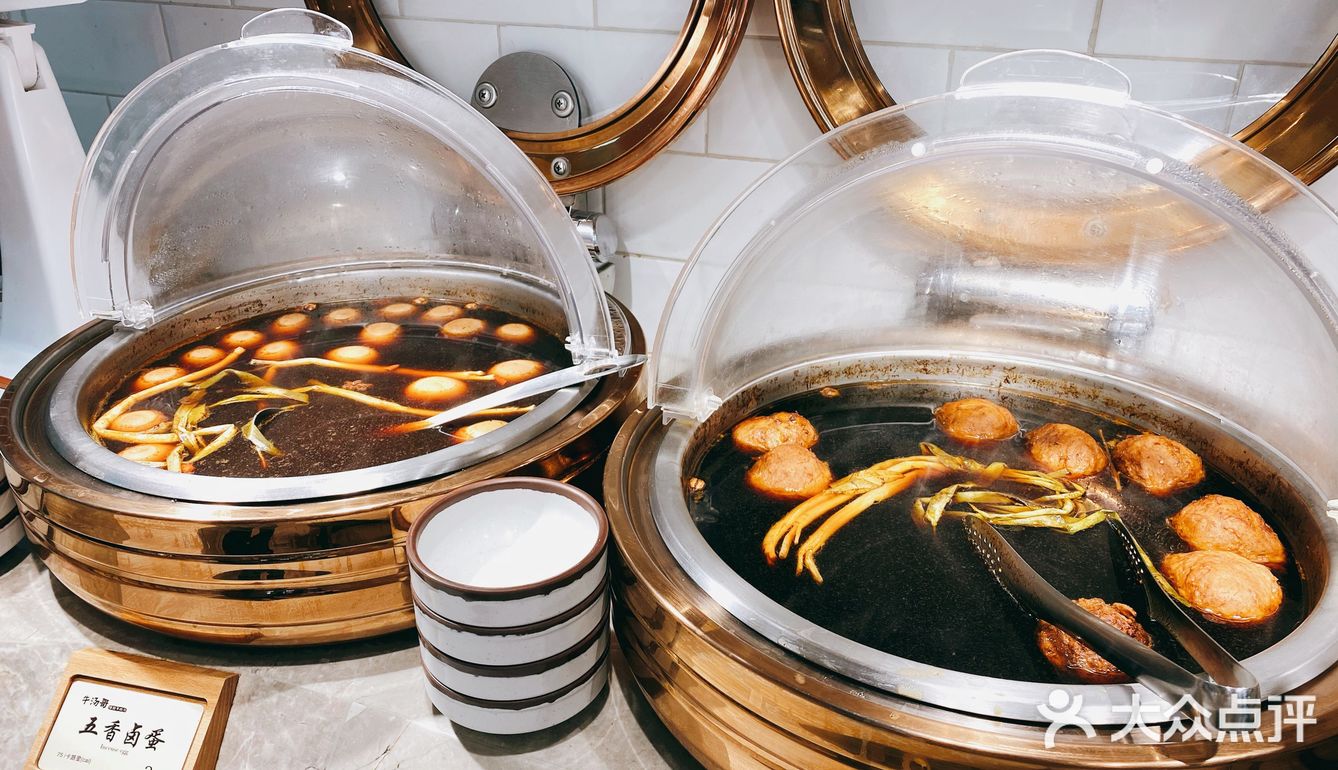 牛汤哥吃面也喝汤[调皮]