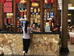 不理顾客满场聊天的服务员-北戴河转鱼·炒螃蟹酱餐厅