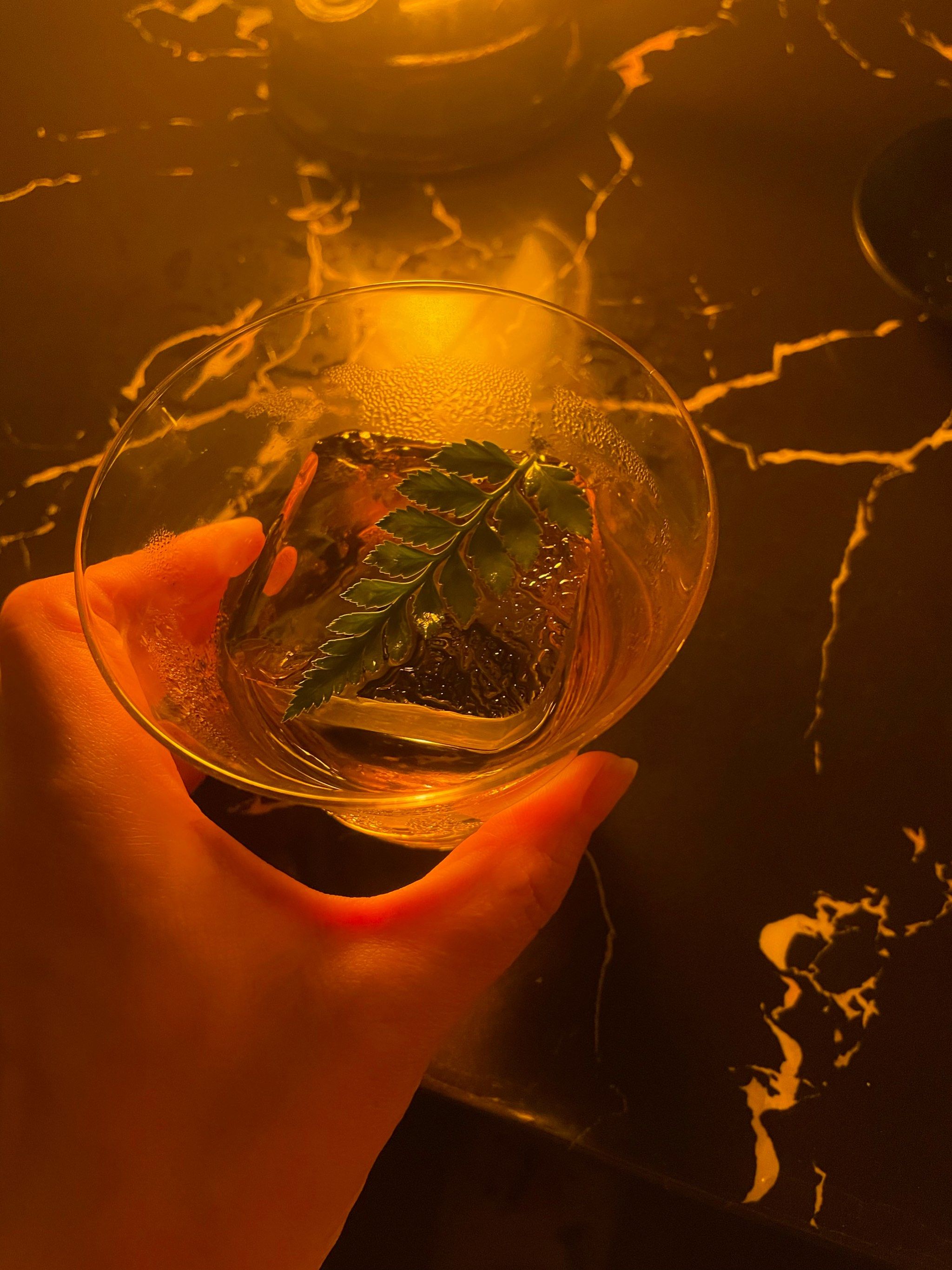 手指轻点酒杯边