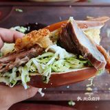 大号碱水面包配脆猪肘真棒[强]