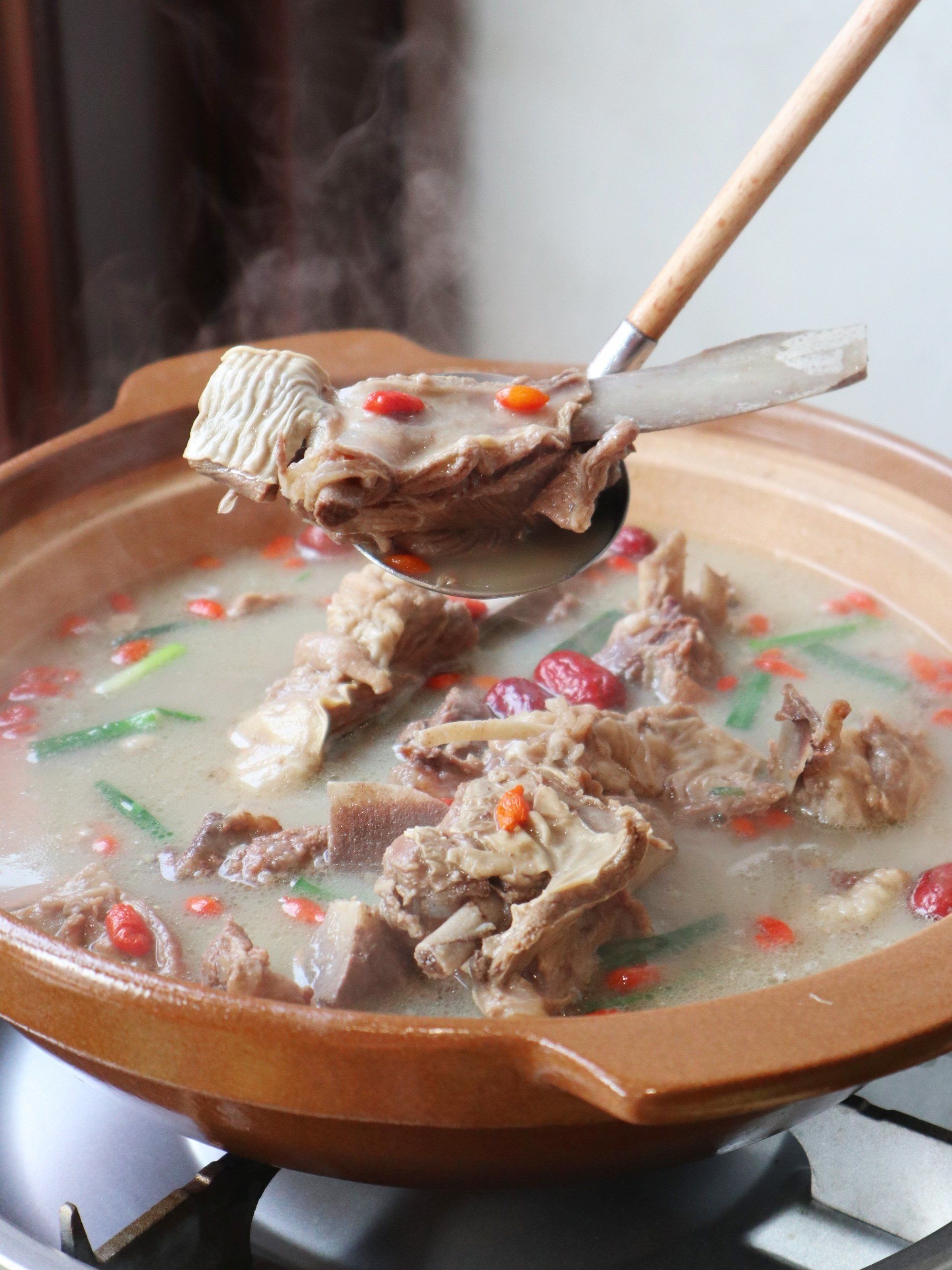 营养滋补!喝了羊肉排骨汤还能自助续菜