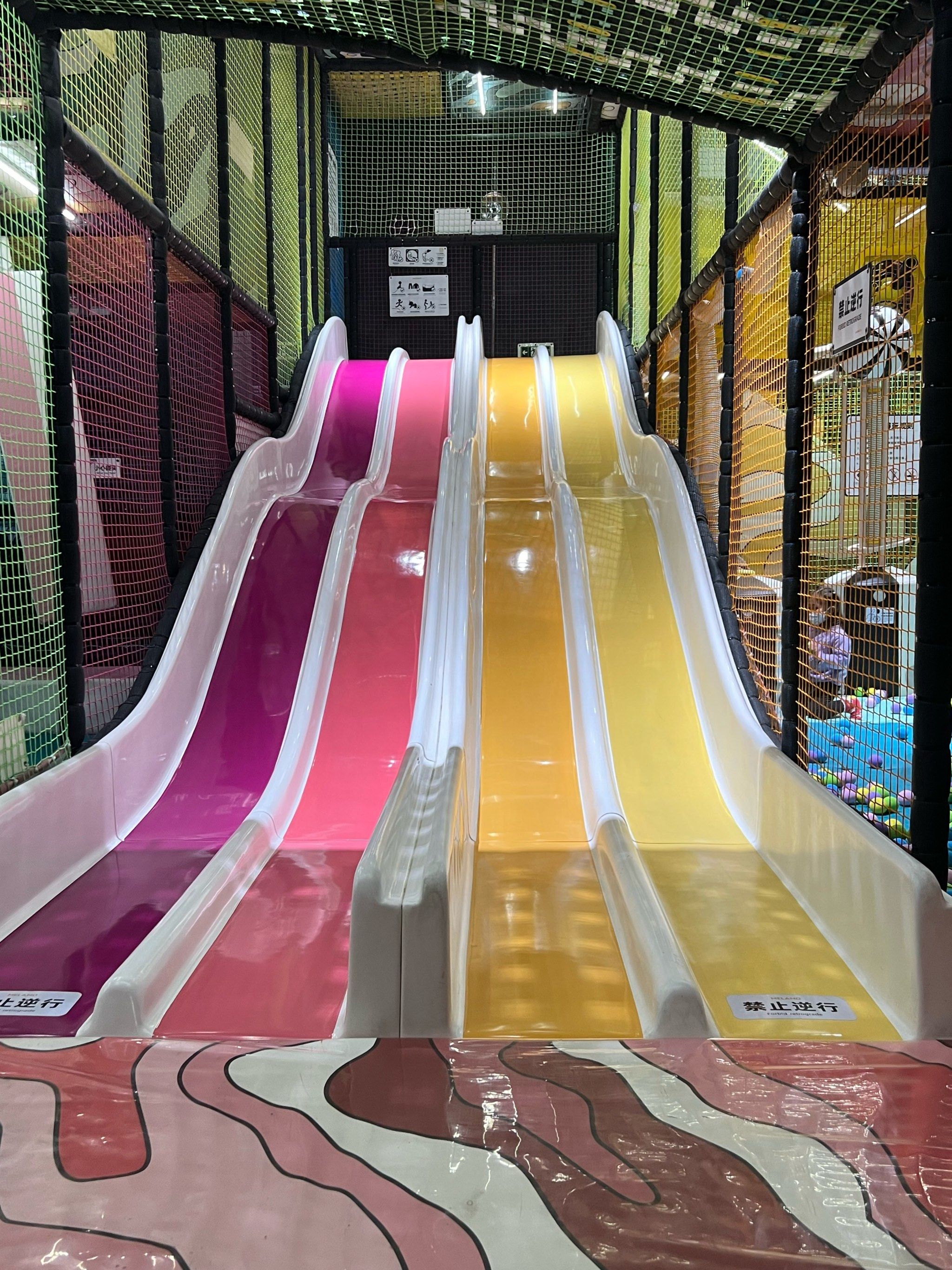 宝贝超爱的彩虹滑梯