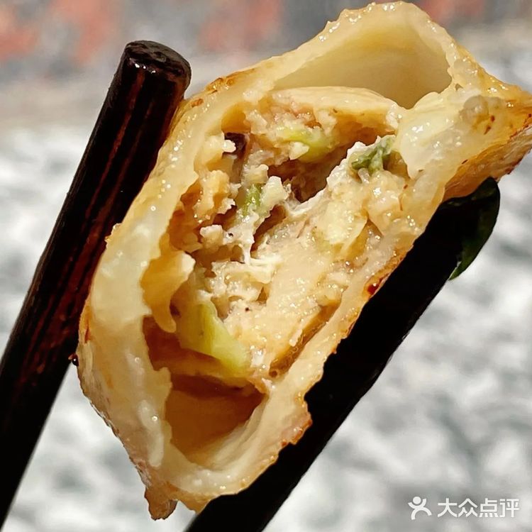 比外面卖的水煎包都好吃！食材准备：冻水饺；做法步骤