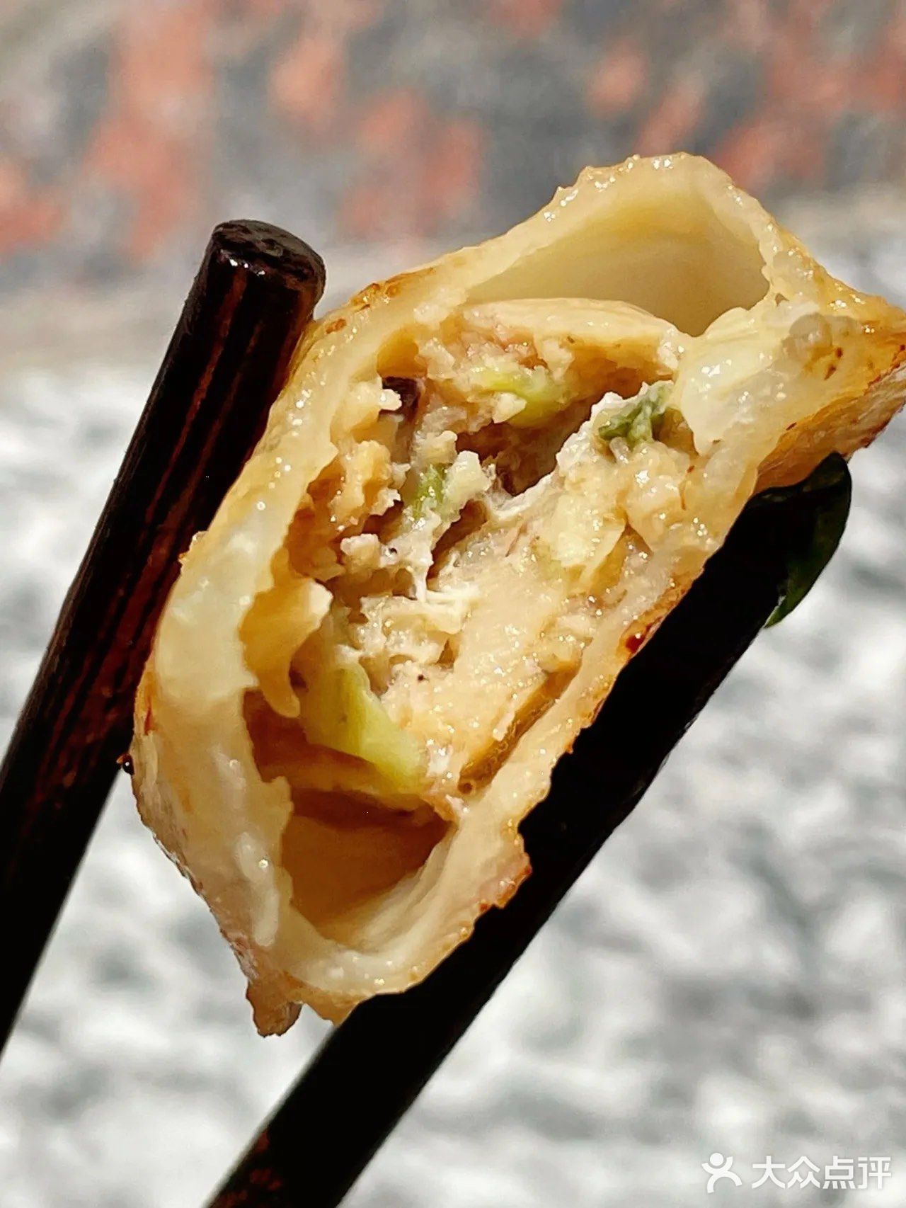 比外面卖的水煎包都好吃！食材准备：冻水饺；做法步骤