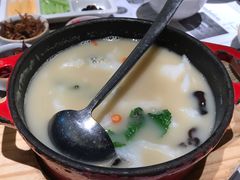 酸汤嫩鱼片-小大董·烤鸭(凤凰汇店)