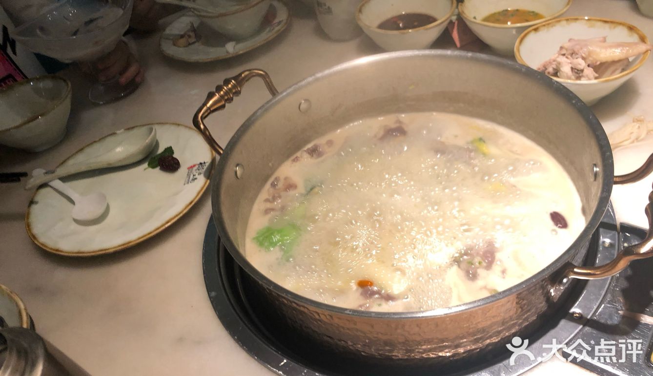 第一锅是甜汤，口味说实话吃不惯