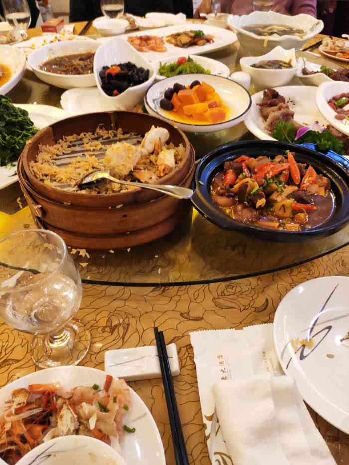 今天来天象大酒店喝喜酒,酒店装修很豪华,档次很高大上,菜的量很多