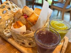 -Chom Cafe and Restaurant