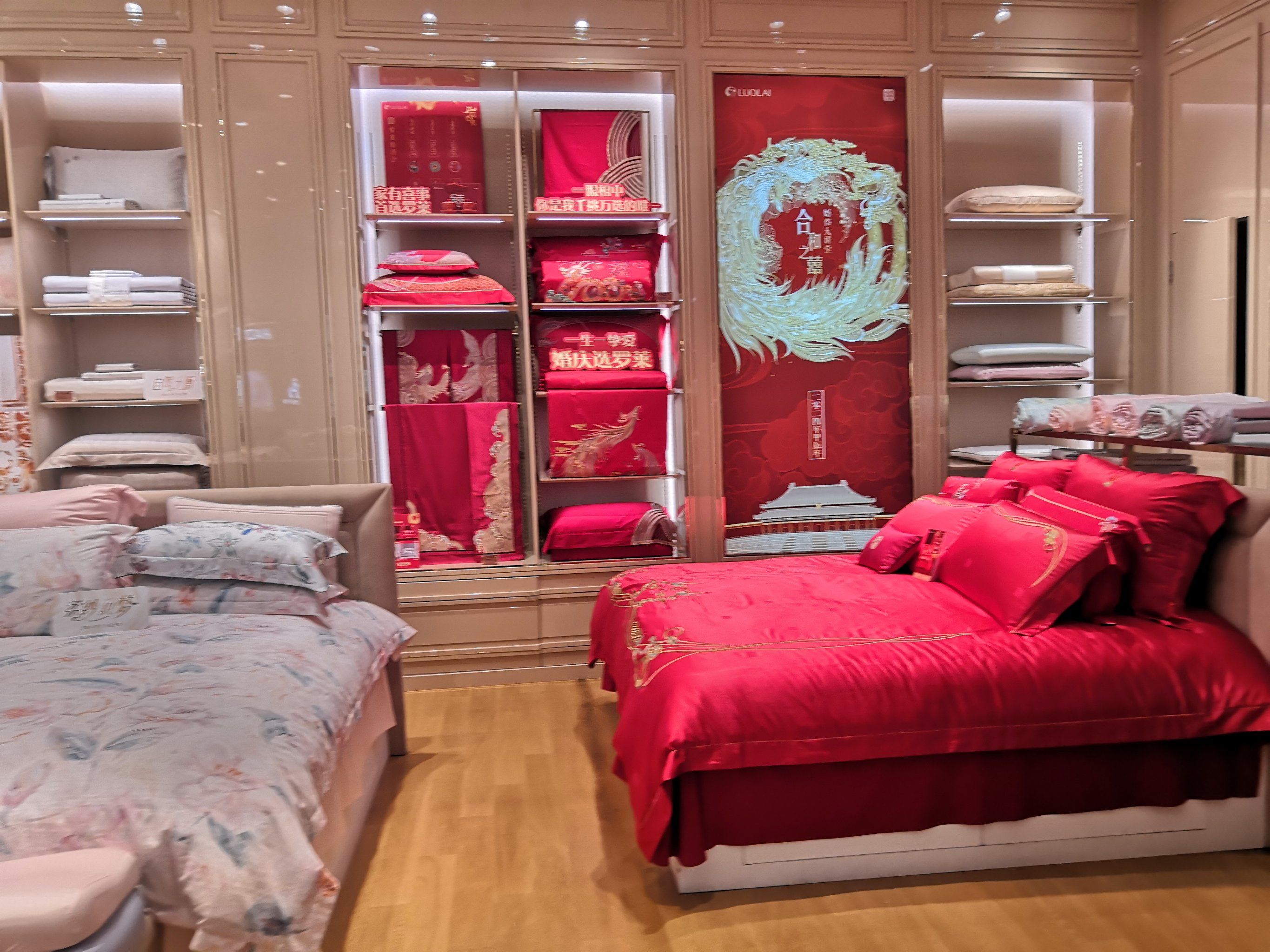 这里床上用品店蛮不错,很漂亮合适带家人来逛逛