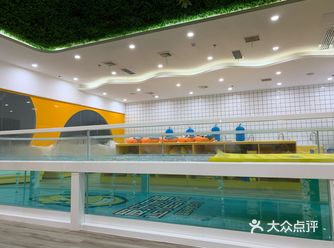 水育课不经增加亲子交流还让宝宝更亲密的接触水