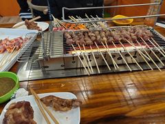 -哈尔滨小酒馆·鲜肉现穿自助烧烤(康新花园店)