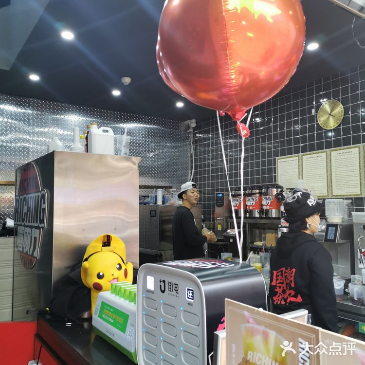 里面水果也很多，百香果，菠萝，西瓜，橙子，哈密瓜…