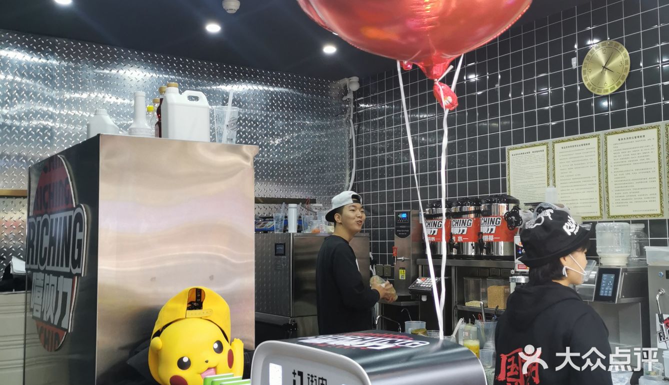 里面水果也很多，百香果，菠萝，西瓜，橙子，哈密瓜…