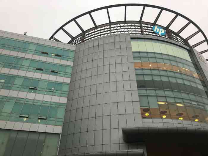 金科中心-"园区门口的道路太有意思了,这个名字取的全.