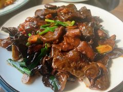崂山菇炒肉-崂山水果园农家宴(泉水鸡店)