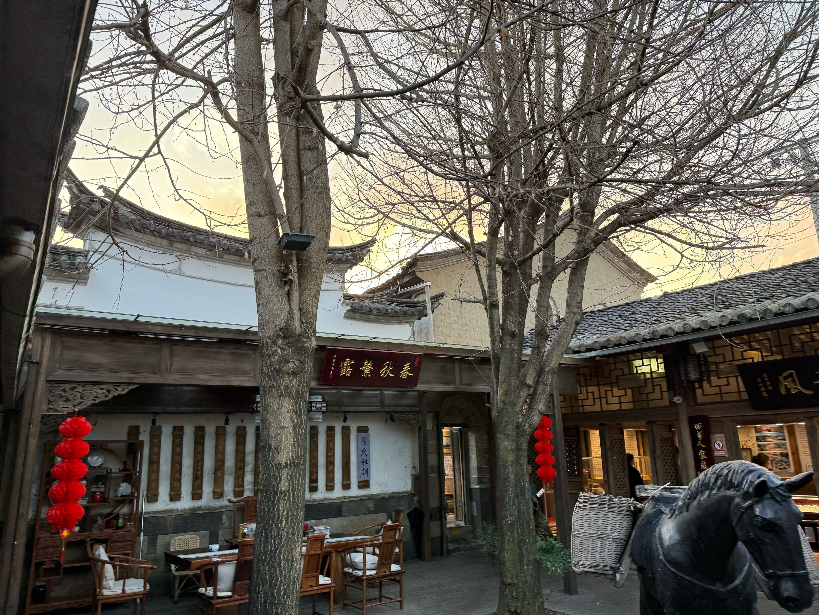 腾冲这家餐厅绝了!西董花园餐厅,吃饭还能逛博