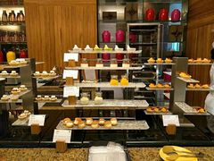面包甜点陈列柜-华邑酒店·鲜艳全日自助餐厅