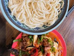 -歹歹的加个面过油肉拌面
