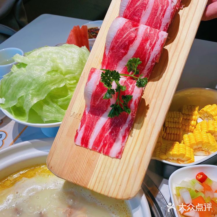 是老广人民经常说的：鸡有鸡味 汤鲜且浓郁，煮菜提鲜入味