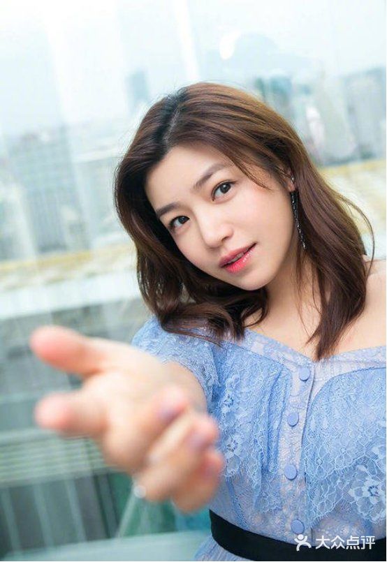 陈妍希的一袭黑色蕾丝小礼裙简直太美了