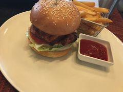 美式汉堡套餐-WOLFGANG PUCK KITCHEN & BAR(迪士尼小镇店)