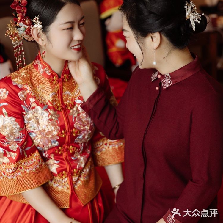这样“哇塞”的中式嫁衣 中国红太惊艳了[爱心]