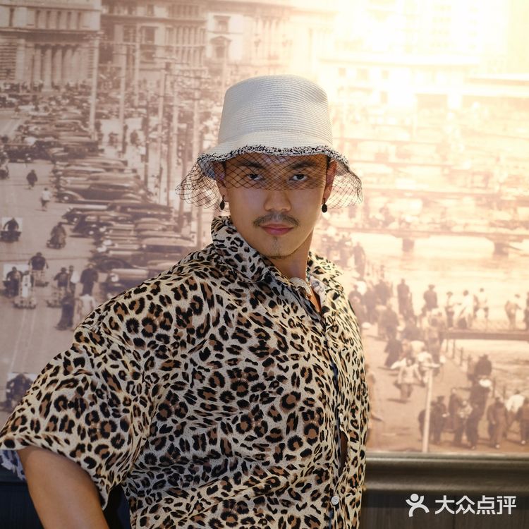 今日闪光灯下的亮仔♡