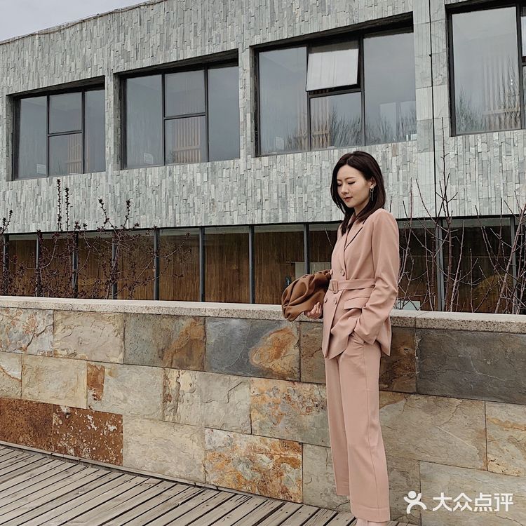 OOTD | 这个春天一定要拥有的烟雾粉西装