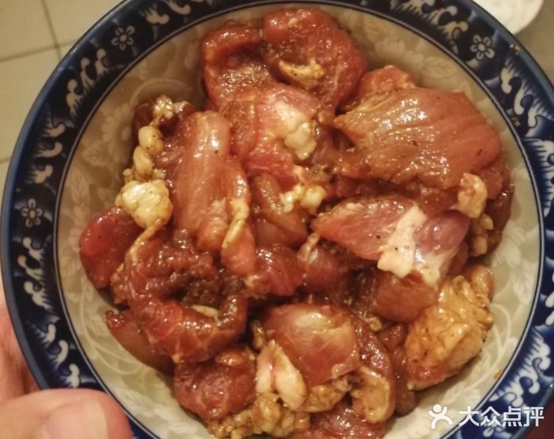 蒜苔炒肉是我的最喜欢的，简单快手而且好吃，懒人必备的菜品，