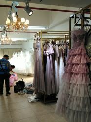 -月月婚纱礼服仓储店(王府井店)