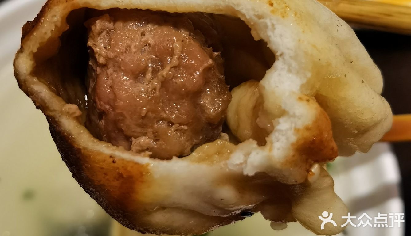 鱼丸很好吃。连千张包的馅料都那么瓷实。还真是老店