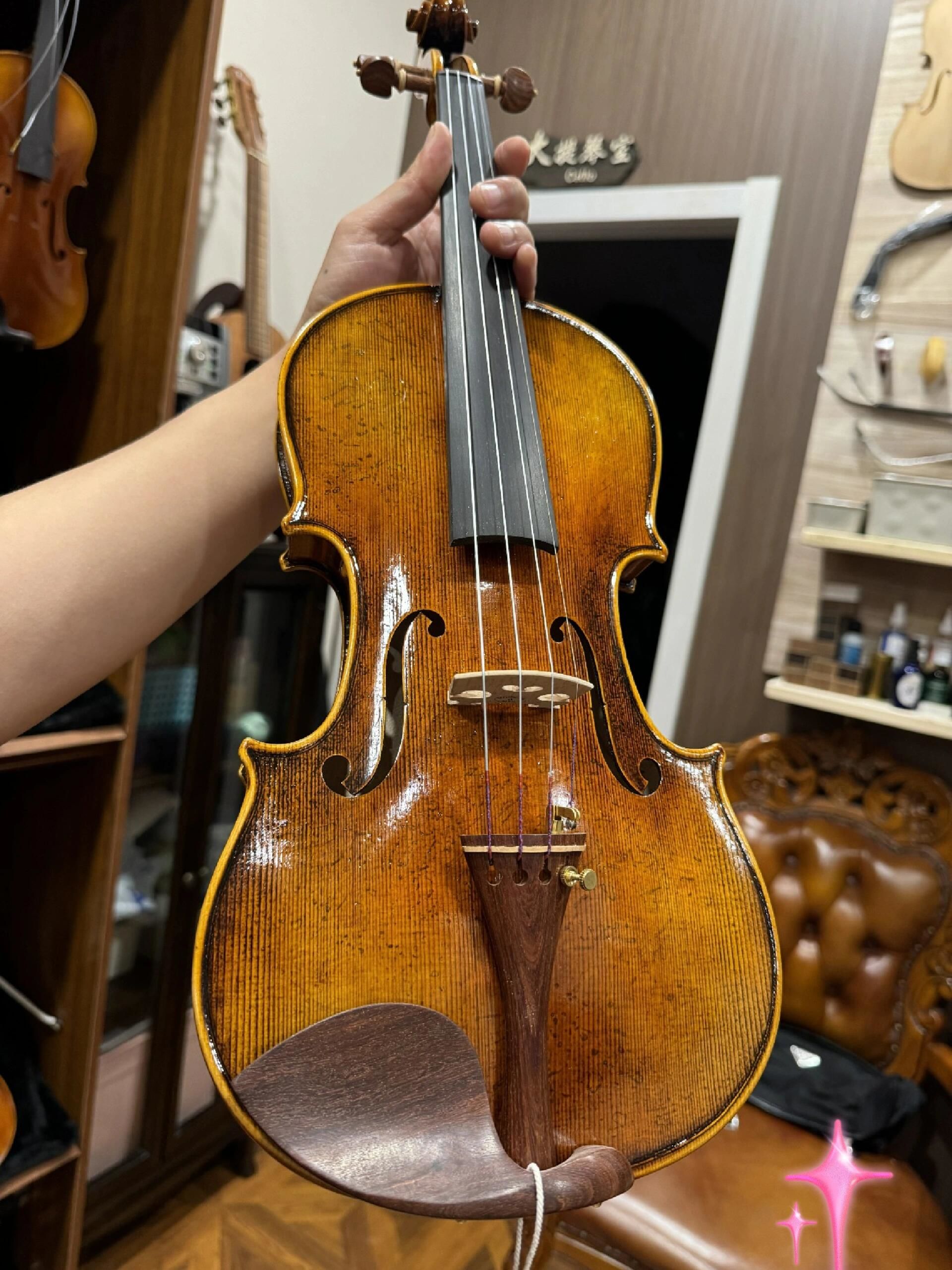 n这次出门闲逛,一下被他家的这款小提琴惊艳到了,看