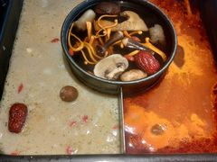 -老牌坊云南鱼豆花火锅(哈西万达店)