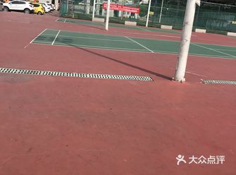 对于一个社区来说这个体育中心是很大的了，中心属于漏天