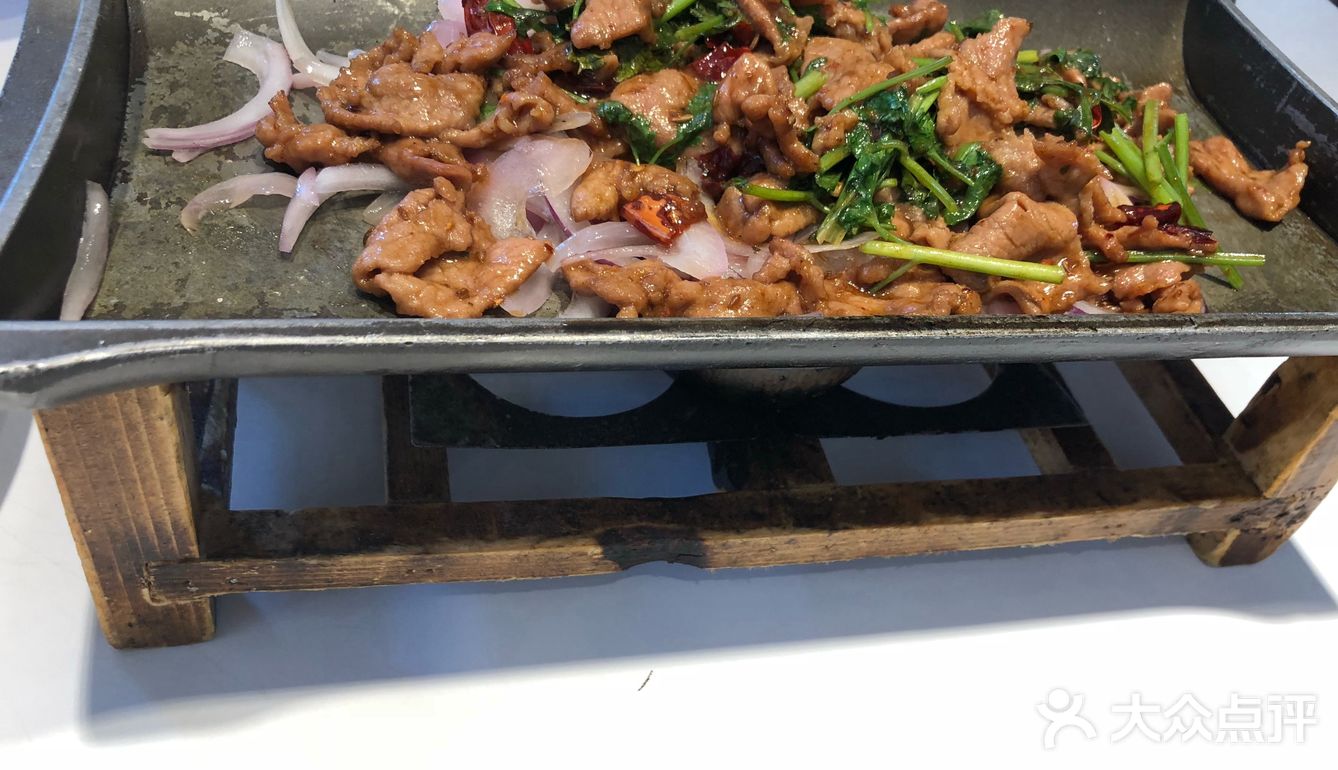 本来是准备去明湖小楼的，无奈人真的是太多了～前面排了