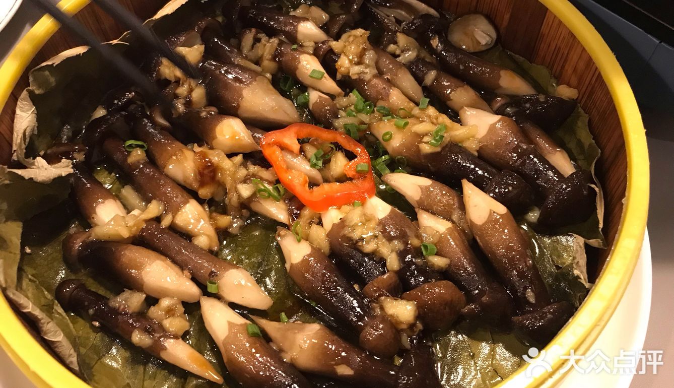 海皇粉丝煲干制的海味跟粉丝炒在一起，非常鲜非常香