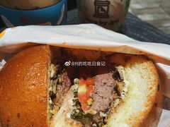 松露菌菇奶酪牛肉汉堡-JPG canteen(广州寺右公馆店)