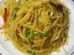 酸辣土豆丝-苏莱特色牛骨滩羊手抓馆(长城东街总店)