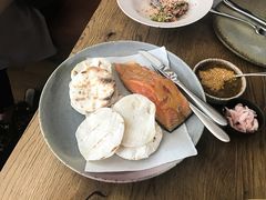 温烟熏三文鱼，蜂蜜芥末酱，莳萝，腌菜，烤饺子皮-BOR Eatery(安福路店)