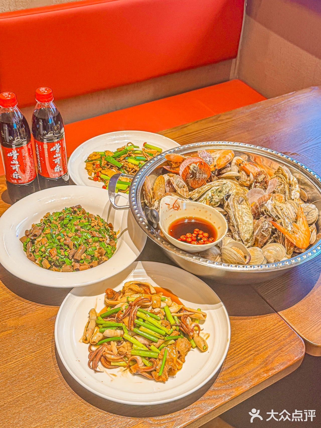 来青岛吃当地正宗特色菜，蒸汽海鲜🦞来一锅