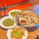 来青岛吃当地正宗特色菜，蒸汽海鲜🦞来一锅