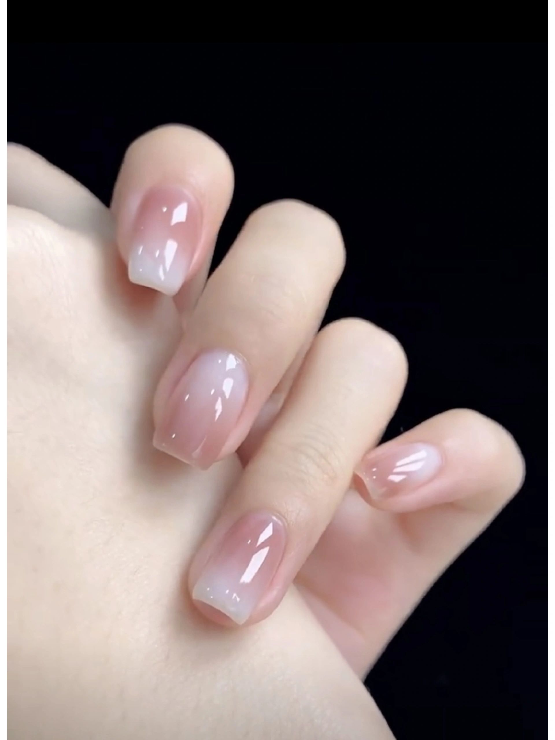 裸色奶白渐变美甲,纯欲裸色美甲.短款美甲