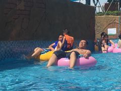 景点看那快要躺下的那个人，厉害啦。我的哥。-苏州乐园森林水世界