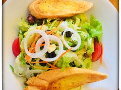 农夫沙拉配蒜香面包片-沈阳瑞士酒店·普拉那啤酒坊