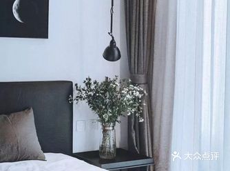 搭配着干净利落的线条进行修饰