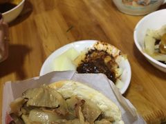 锅魁夹卤肉-洞子口张老二凉粉(文殊院店)