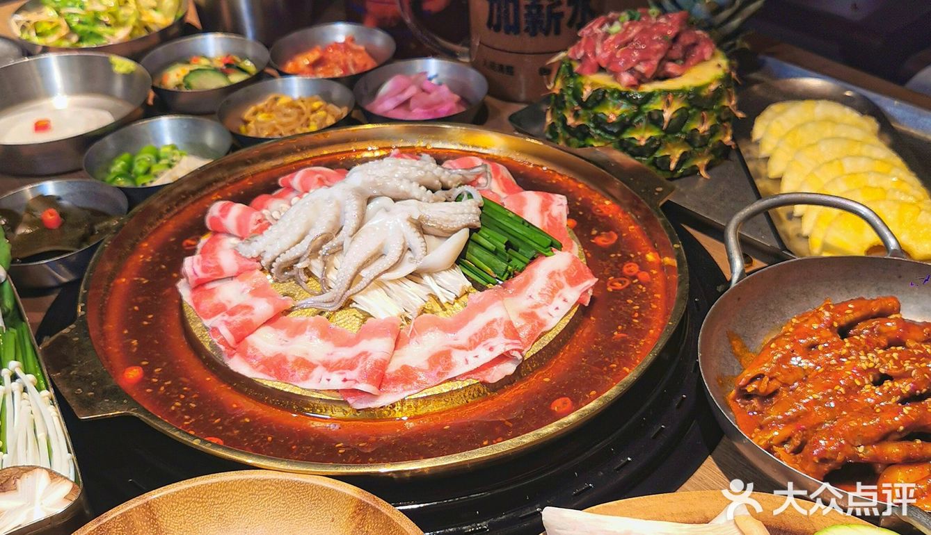 一边看着小蛮腰一边烤肉🔥蚂蚁洞太会了