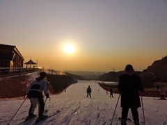-采薇庄园四季滑雪场