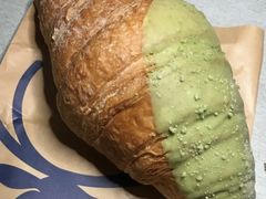 抹茶巧克力流心羊角包-瑞幸咖啡(文峰城市广场4F店)